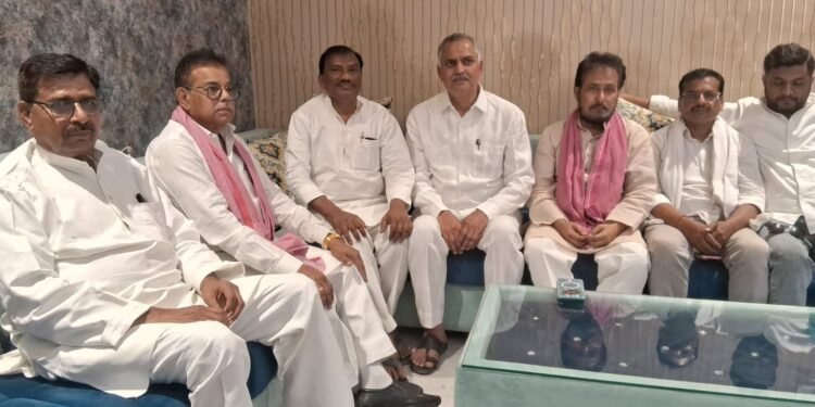 सपा प्रदेश सचिव जगनायक सिंह ने अल्पसंख्यक नेताओं के साथ की बैठकसपा प्रदेश सचिव जगनायक सिंह ने अल्पसंख्यक नेताओं के साथ की बैठक