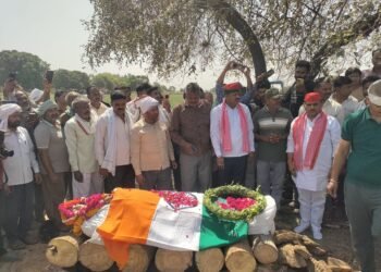 राजकीय सम्मान से हुआ सीआरपीएफ जवान का अंतिम संस्कार