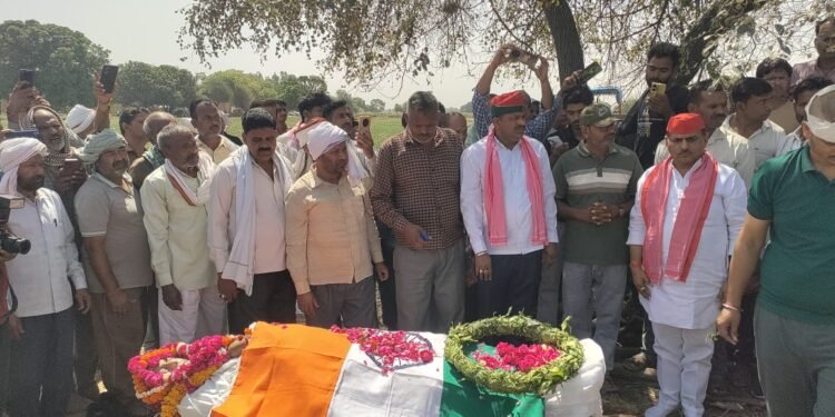 राजकीय सम्मान से हुआ सीआरपीएफ जवान का अंतिम संस्कार