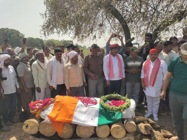 राजकीय सम्मान से हुआ सीआरपीएफ जवान का अंतिम संस्कार