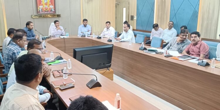 *मंडलायुक्त की दो टूक;’लापरवाही बर्दाश्त नहीं तय समय पर पूरी हों 10 करोड़ से बड़ी परियोजनाएं*