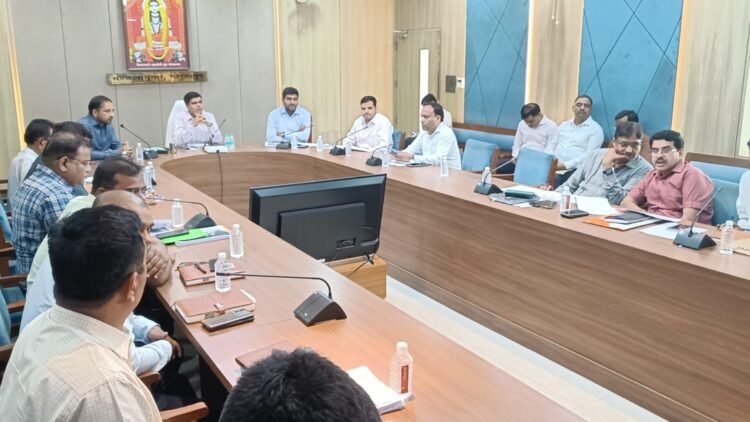 *मंडलायुक्त की दो टूक;’लापरवाही बर्दाश्त नहीं तय समय पर पूरी हों 10 करोड़ से बड़ी परियोजनाएं*