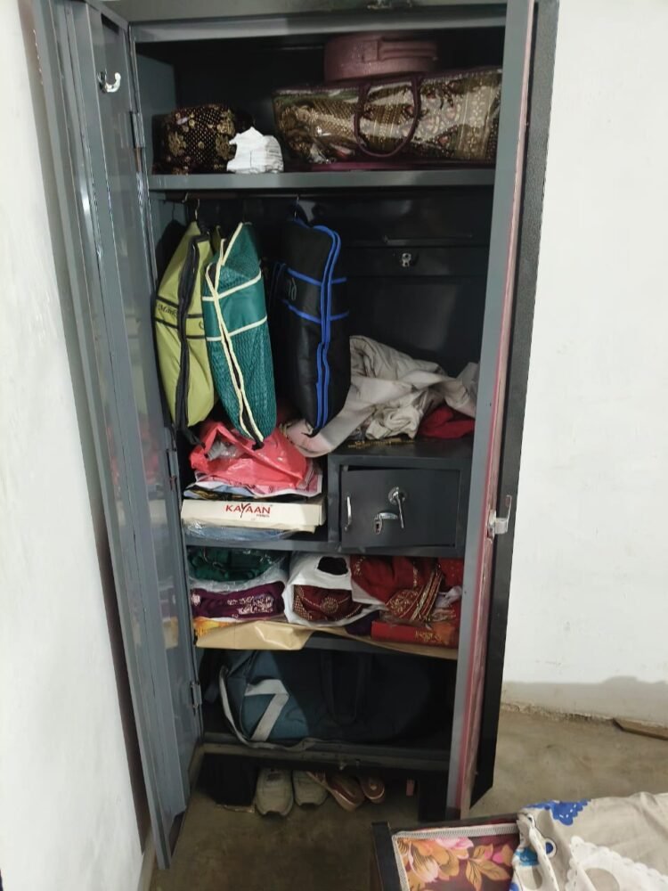 *चोरों ने ताला तोड़कर नकदी सहित जेवरात पार किये*