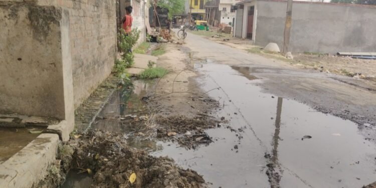 *नारायनपुर में बदहाली का बोलबाला, सड़कों पर बहता नाली का गंदा पानी और बांस-बल्लियों पर लटकते बिजली के तार दे रहे बड़े हादसे को दावत*