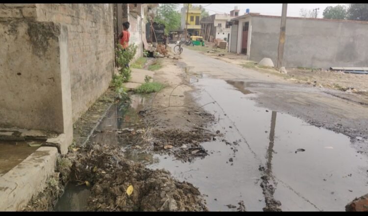 *नारायनपुर में बदहाली का बोलबाला, सड़कों पर बहता नाली का गंदा पानी और बांस-बल्लियों पर लटकते बिजली के तार दे रहे बड़े हादसे को दावत*