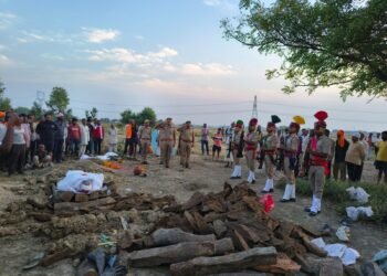 *गार्ड ऑफ ऑनर के साथ किया गया अन्तिम संस्कार*