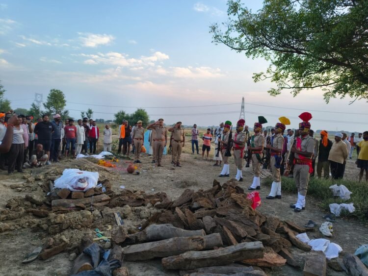 *गार्ड ऑफ ऑनर के साथ किया गया अन्तिम संस्कार*