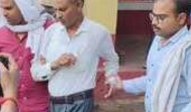 *रिटायर्ड फौजी से रिश्वत मांगने वाला चकबंदी न्यायालय का पेशकार गिरफ्तार*