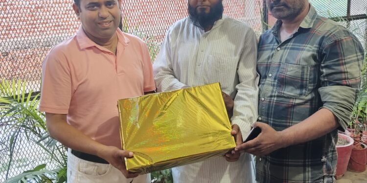 हज-उमरा से लौटे मौलाना सिराज का लहरपुर में भव्य स्वागत, देश में अमन-चैन और छात्रों की तरक्की के लिए हुई खास दुआ
