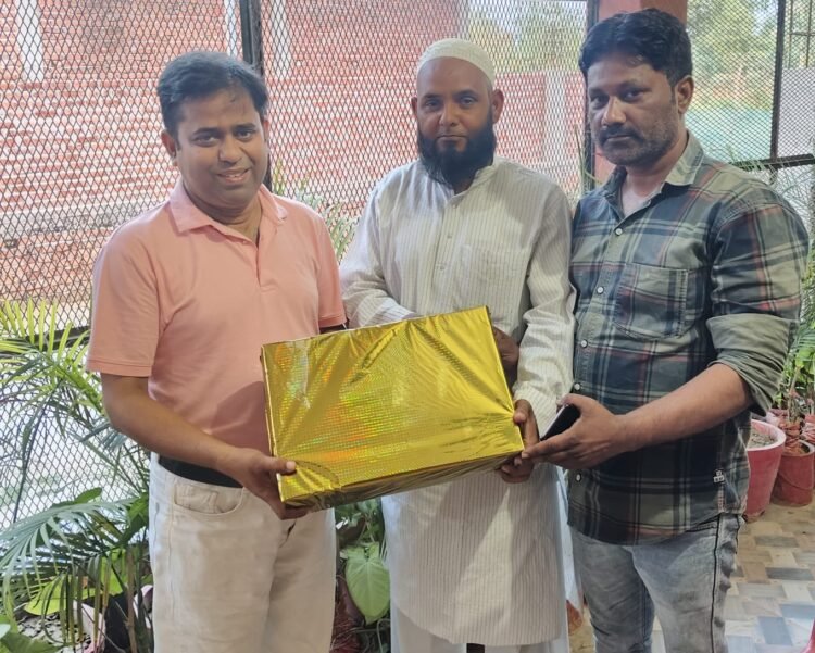 हज-उमरा से लौटे मौलाना सिराज का लहरपुर में भव्य स्वागत, देश में अमन-चैन और छात्रों की तरक्की के लिए हुई खास दुआ