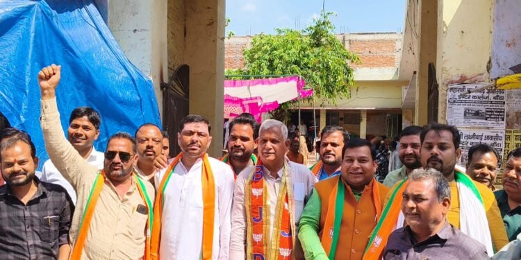 मौदहा में मनोनीत सभासदों ने शपथ ग्रहण का किया बहिष्कार, ईओ पर भेदभाव का आरोप