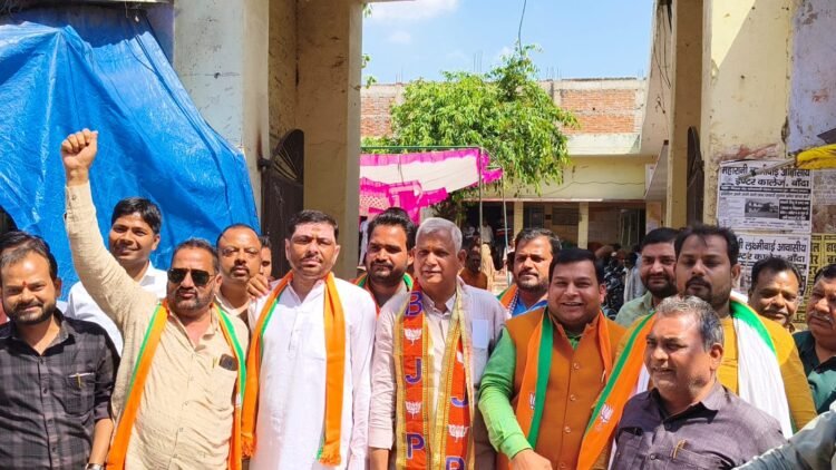 मौदहा में मनोनीत सभासदों ने शपथ ग्रहण का किया बहिष्कार, ईओ पर भेदभाव का आरोप