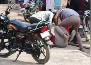 गुटखा थूकने के विवाद में मारपीट,वीडियो वायरल; पुलिस ने दर्ज किया मुकदमा