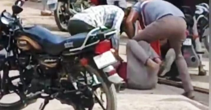 गुटखा थूकने के विवाद में मारपीट,वीडियो वायरल; पुलिस ने दर्ज किया मुकदमा