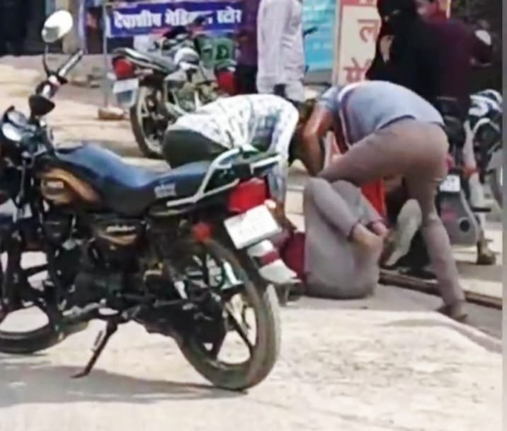 गुटखा थूकने के विवाद में मारपीट,वीडियो वायरल; पुलिस ने दर्ज किया मुकदमा