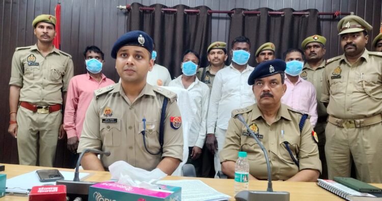 स्कूलों का ताला तोड़कर सामान चुराने वाले गैंग के पांच शातिर गिरफ्तार