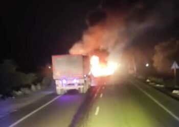 एनएच-34 पर चलती बुलेरो बनी आग का गोला, तीन लोगों ने कूदकर बचाई जान