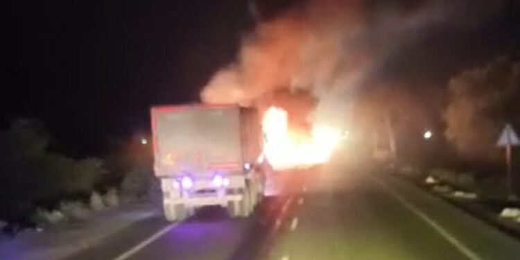 एनएच-34 पर चलती बुलेरो बनी आग का गोला, तीन लोगों ने कूदकर बचाई जान