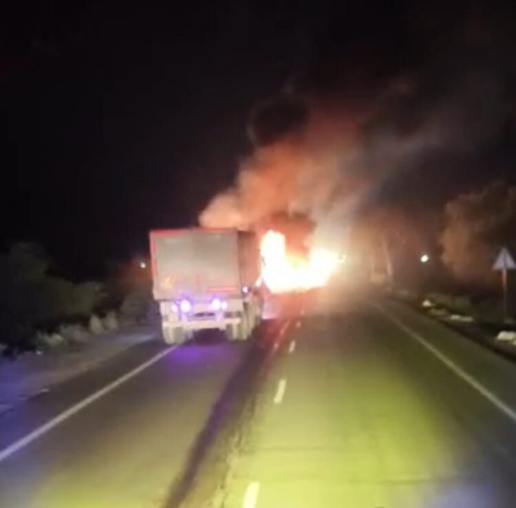 एनएच-34 पर चलती बुलेरो बनी आग का गोला, तीन लोगों ने कूदकर बचाई जान