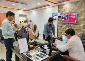 डीएम ने जनसुनवाई दौरान फरियादियों की सुनी फरियादे, किया निस्तारण