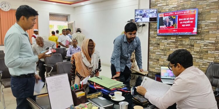 डीएम ने जनसुनवाई दौरान फरियादियों की सुनी फरियादे, किया निस्तारण