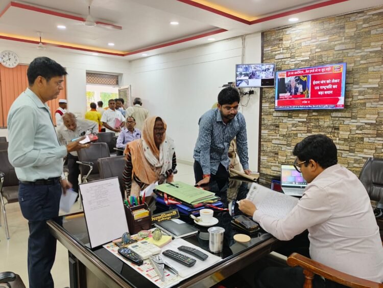 डीएम ने जनसुनवाई दौरान फरियादियों की सुनी फरियादे, किया निस्तारण