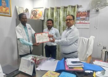 सीएमओ ने 108/102 एंबुलेंस कर्मियों को किया सम्मानित