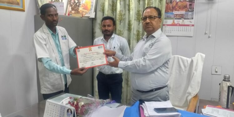 सीएमओ ने 108/102 एंबुलेंस कर्मियों को किया सम्मानित