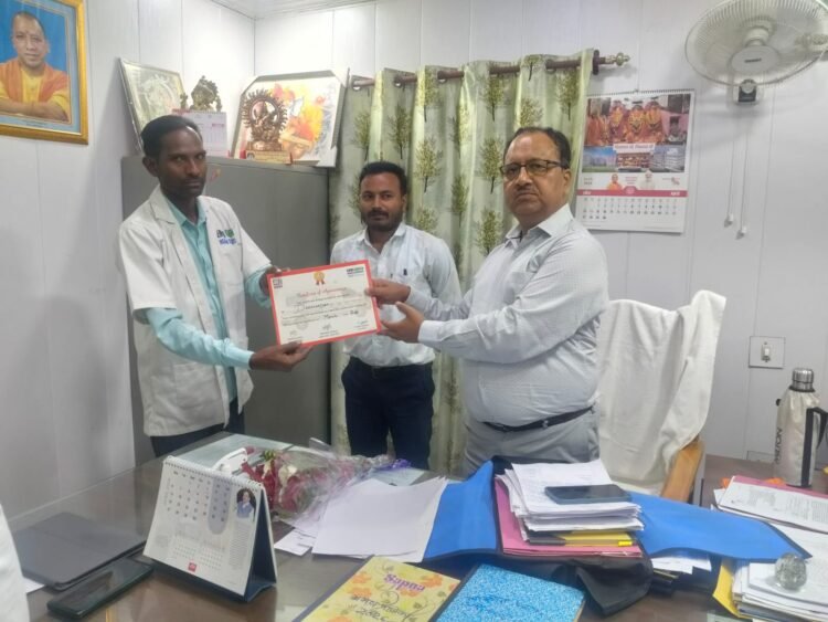 सीएमओ ने 108/102 एंबुलेंस कर्मियों को किया सम्मानित