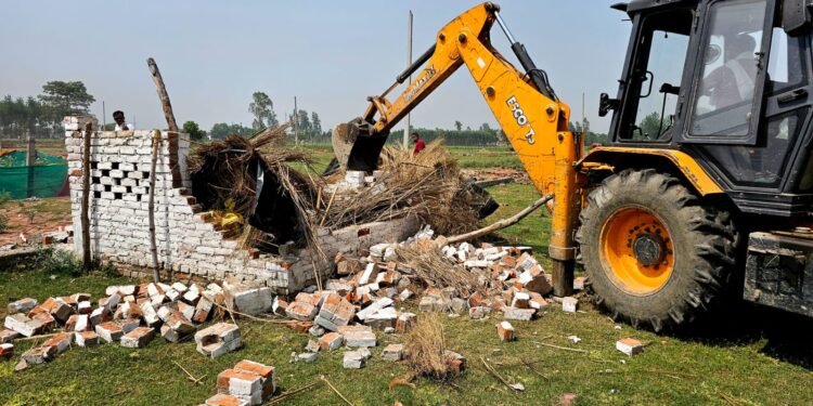 अवैध प्लाटिंग पर प्रशासन का बड़ा एक्शन, भू-माफियाओं में मचा हड़कंप