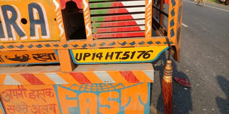 लखीमपुर खीरी में भीषण सड़क हादसा, मैजिक-ट्रक की आमने-सामने टक्कर में 10 की मौत, कई घायल