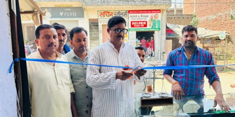 जिला पंचायत सदस्य ने ज्वेलरी शॉप का किया उद्घाटन