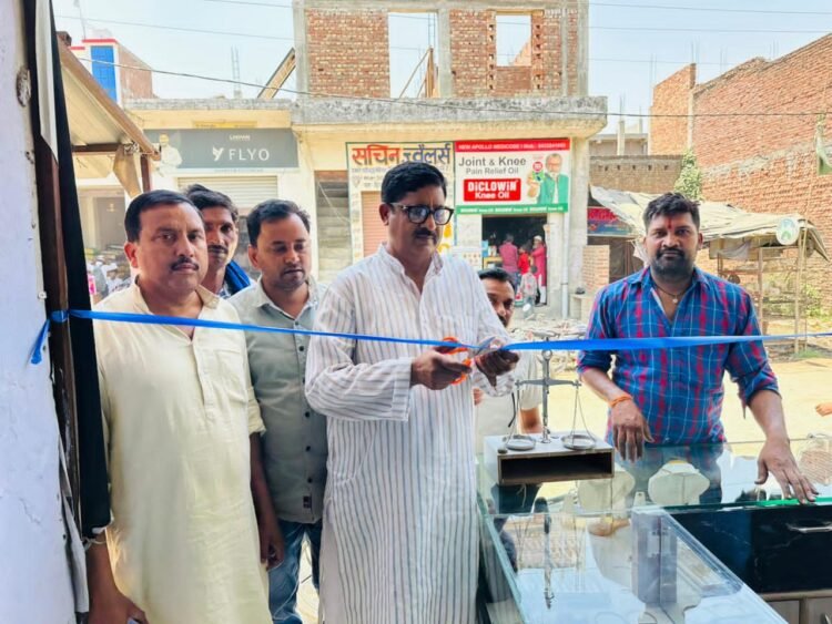 जिला पंचायत सदस्य ने ज्वेलरी शॉप का किया उद्घाटन