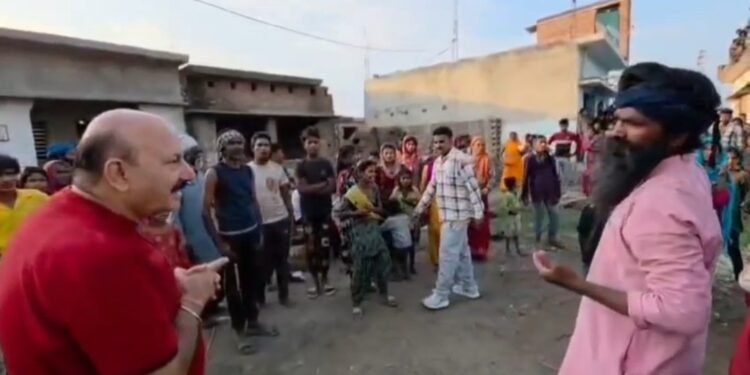 गरीब गिहार परिवार के बुलावे पर भीरा पहुंचे विधायक रोमी साहनी, दिखाई दरियादिली *