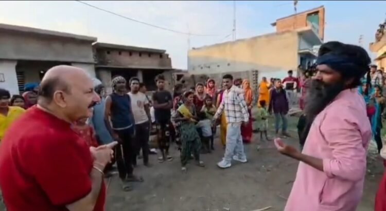 गरीब गिहार परिवार के बुलावे पर भीरा पहुंचे विधायक रोमी साहनी, दिखाई दरियादिली *