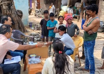 जल्लापुर गांव में मरीजों को दवाइयां बांटते चिकित्सक डॉ आशीष मिश्रा