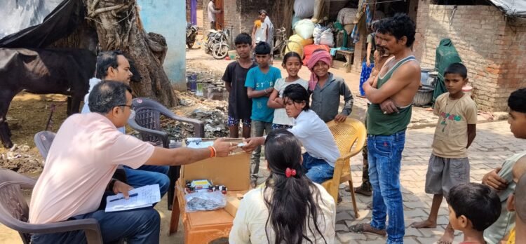 जल्लापुर गांव में मरीजों को दवाइयां बांटते चिकित्सक डॉ आशीष मिश्रा