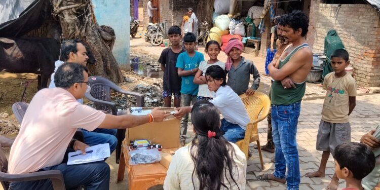 जल्लापुर गांव में मरीजों को दवाइयां बांटते चिकित्सक डॉ आशीष मिश्रा