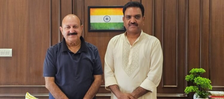 पलिया के विकास को मिली नई रफ्तार : समाज कल्याण मंत्री से मिले विधायक रोमी साहनी, बाबा साहब की मूर्तियों के सौंदर्यीकरण कार्य जल्द कराने की उठाई मांग