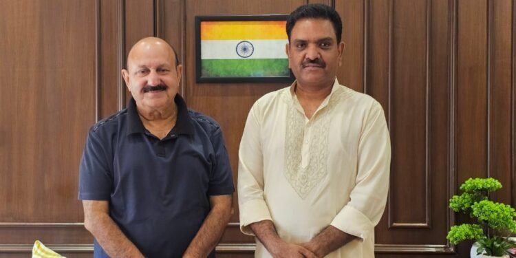 पलिया के विकास को मिली नई रफ्तार : समाज कल्याण मंत्री से मिले विधायक रोमी साहनी, बाबा साहब की मूर्तियों के सौंदर्यीकरण कार्य जल्द कराने की उठाई मांग