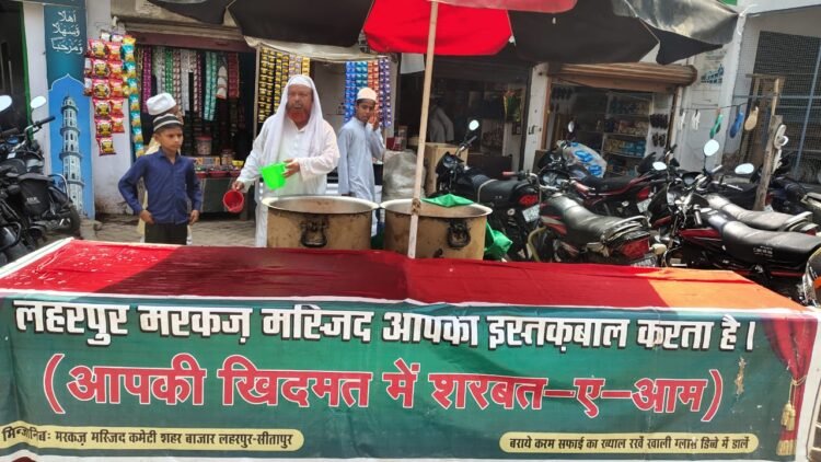 राहगीरों के इस्तकबाल में मरकज मस्जिद कमेटी ने पिलाया शरबत-ए-रूह अफ़ज़ा