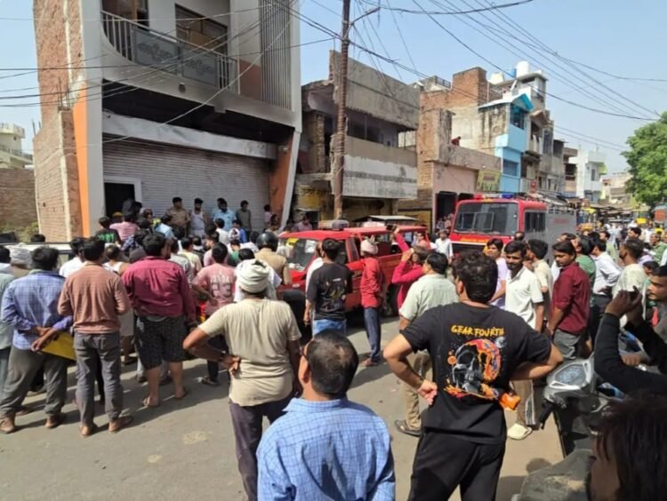 सर्राफा व्यवसायी के घर लगी भीषण आग: शॉर्ट सर्किट से लाखों का सामान जलकर राख