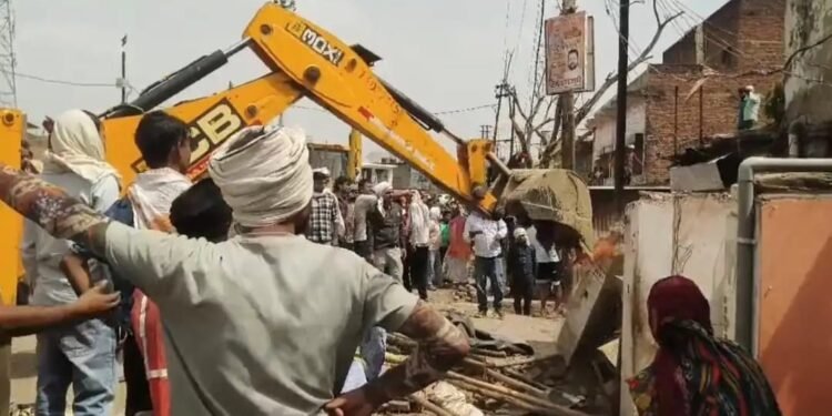 सुमेरपुर में हाईवे किनारे अतिक्रमण पर चला बुलडोजर, टीन शेड और गुमटियां हटाईं