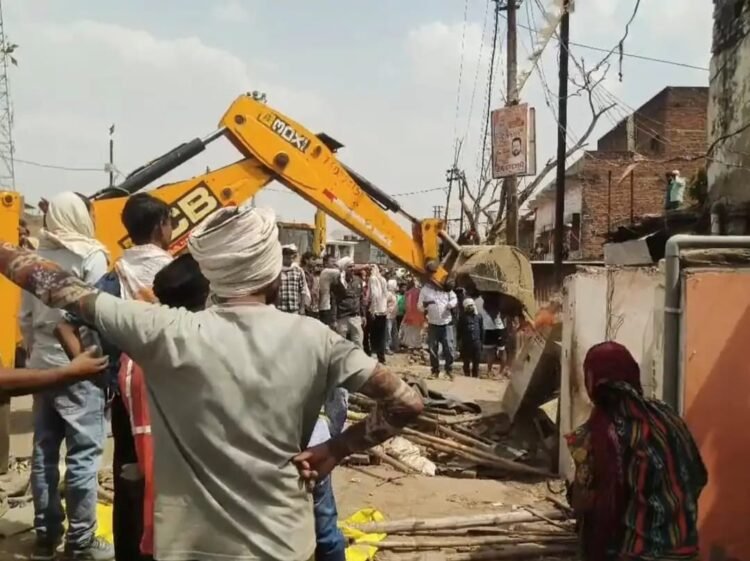 सुमेरपुर में हाईवे किनारे अतिक्रमण पर चला बुलडोजर, टीन शेड और गुमटियां हटाईं