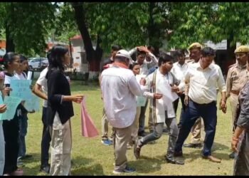 डीएम कार्यालय के बाहर प्रदर्शन कर रहे युवाओं से अभद्रता का वीडियो वायरल, प्रशासनिक रवैये पर उठे सवाल