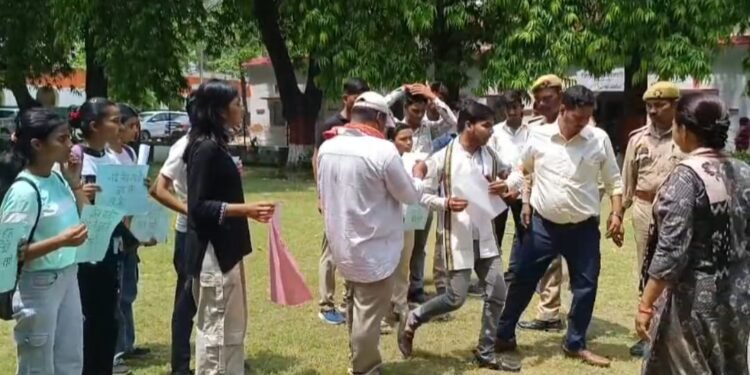 डीएम कार्यालय के बाहर प्रदर्शन कर रहे युवाओं से अभद्रता का वीडियो वायरल, प्रशासनिक रवैये पर उठे सवाल
