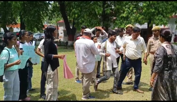 डीएम कार्यालय के बाहर प्रदर्शन कर रहे युवाओं से अभद्रता का वीडियो वायरल, प्रशासनिक रवैये पर उठे सवाल