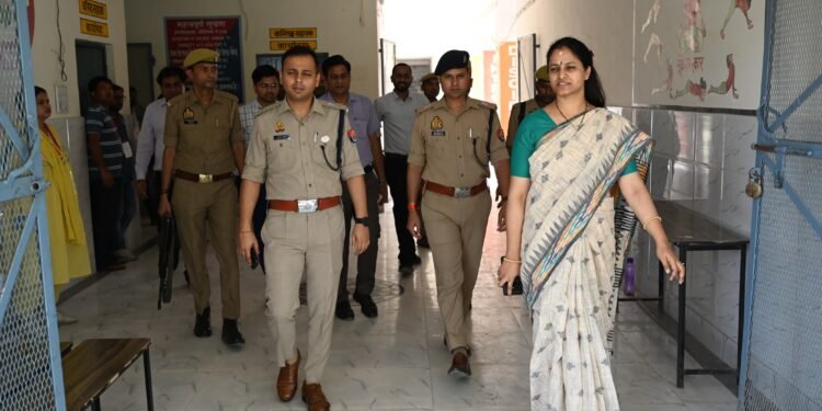 जिलाधिकारी व पुलिस अधीक्षक ने लेखपाल परीक्षा के दृष्टिगत देखी परीक्षा केंद्र की व्यवस्थाएं