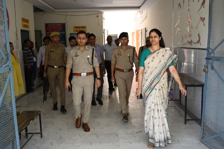 जिलाधिकारी व पुलिस अधीक्षक ने लेखपाल परीक्षा के दृष्टिगत देखी परीक्षा केंद्र की व्यवस्थाएं