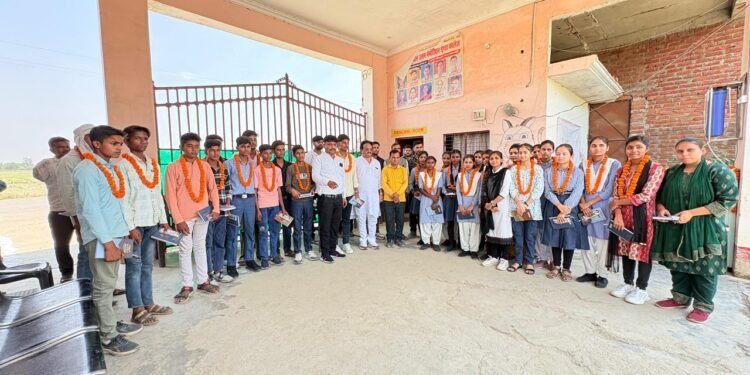 समाज सेवी ने विद्यालय के बच्चों को फ्रीज़र और झूला देकर सम्मानित किया